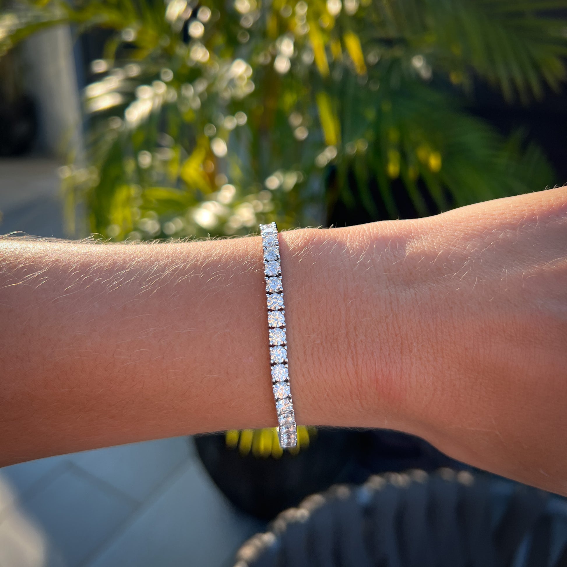 10ct diamond tennis bracelet on hand in 18k gold or platinum by Valentina Fine Jewellery Hong Kong. Global free delivery including USA, UK, Australia and Singapore