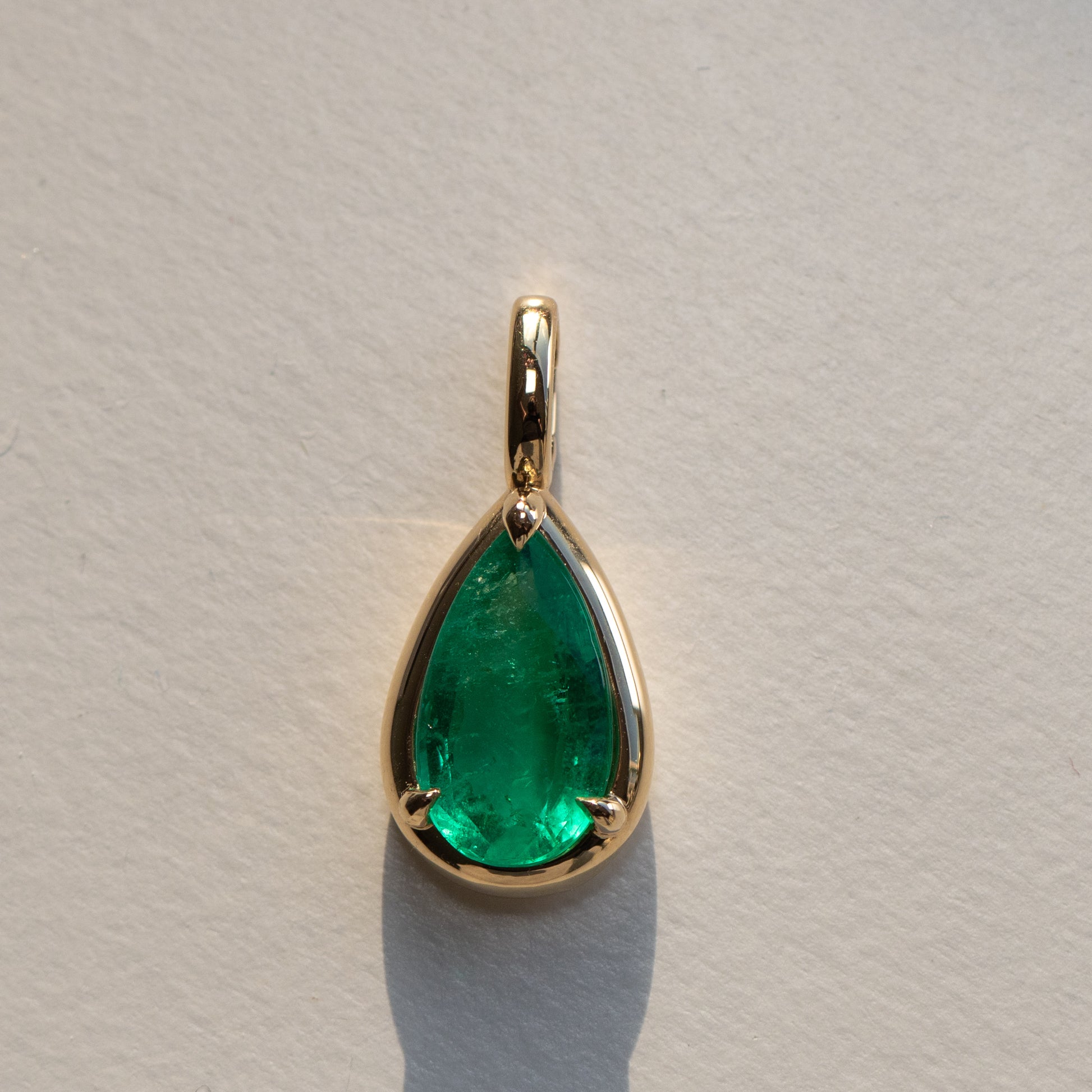 3ct Colombian emerald pendant in 18k yellow gold by Valentina Fine Jewellery Hong Kong. Global free shipping including USA, UK, Australia, Singapore, Taiwan and New Zealand. 