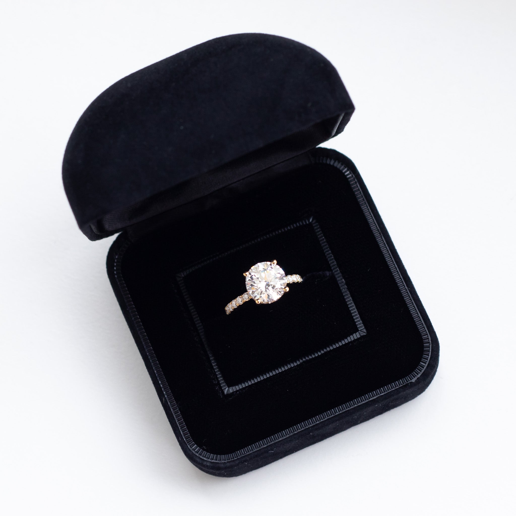 Diamond solitaire engagement ring in 18k gold byValentina Fine Jewellery, best Hong Kong. Global shipping including USA, Taiwan, Singapore, China and New Zealand 