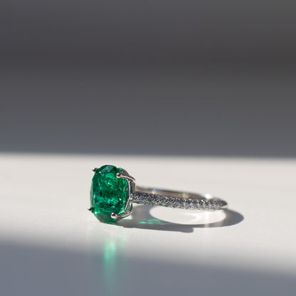 Emerald solitaire engagement ring with three row micropave diamonds on the band in platinum y Valentina Fine Jewellery Hong Kong. Global free shipping including USA, UK, Australia, Singapore, New Zealand and Taiwan